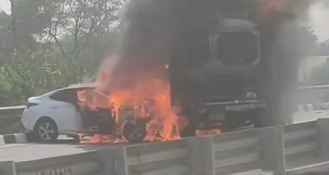 ରାଜରାସ୍ତାରେ ଜଳିଗଲା କାର୍‌ ଓ ଟ୍ରକ୍‌