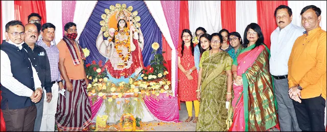 ବିରାଜିଲେ ଜ୍ଞାନଦେବୀ: ସୀମିତ ଛାତ୍ରଛାତ୍ରୀଙ୍କୁ ନେଇ ଶିକ୍ଷାନୁଷ୍ଠାନରେ ପୂଜାର୍ଚ୍ଚନା