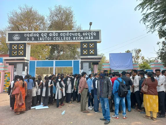 କେନ୍ଦୁଝର: ଅନ୍‌ଲାଇନ ପରୀକ୍ଷା ଦାବିରେ ଛାତ୍ରଙ୍କ ବିକ୍ଷୋଭ