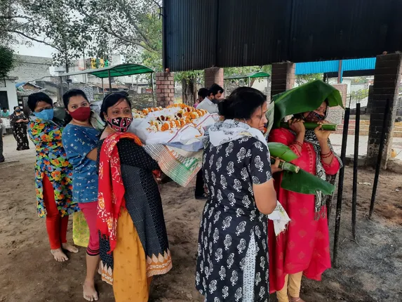 ମୁଖାଗ୍ନି ଦେଲେ: ମାଆଙ୍କୁ ୬ ଝିଅ, ପତ୍ନୀଙ୍କୁ ସ୍ୱାମୀ