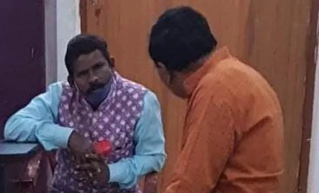 କାରରୁ ଲକ୍ଷାଧିକ ଟଙ୍କା ଜବତ, ଶିକ୍ଷକ ଅଟକ