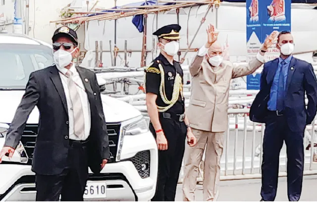 ଅଧାରେ ଅଟକିଲା କାରକେଡ୍‌: ଗାଡ଼ିରୁ ଓହ୍ଲାଇ ଲୋକଙ୍କୁ ଅଭିବାଦନ ଜଣାଇଲେ ରାଷ୍ଟ୍ରପତି