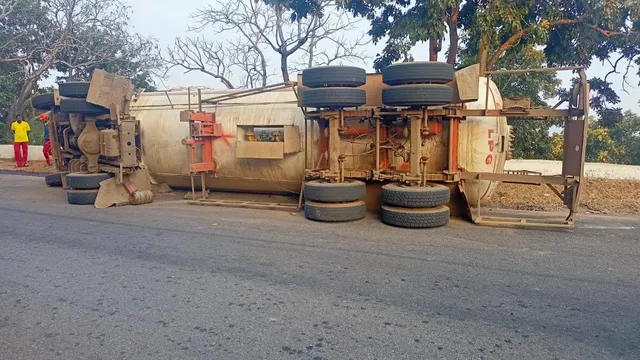 ଜୟପୁର-କୋରାପୁଟ ଘାଟିରେ ଓଲଟିଲା ଗ୍ୟାସ୍ ବୋଝେଇ ଟ୍ୟାଙ୍କର, ୧୧ଘଣ୍ଟା ପରେ ଉଠିଲା