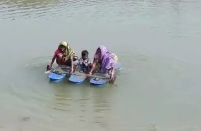 ଗାଁ’କୁ ରାସ୍ତା କି ପୋଲ ନାହିଁ, ଭେଳାରେ ନଈ ପାର୍‌ ହୋଇ ଭୋଟ୍‌ ଦେଲେ ଗ୍ରାମବାସୀ