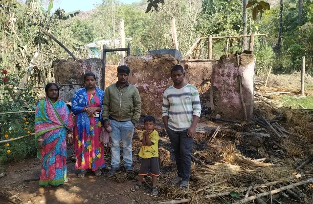 ନିଆଁ ଲାଗି ଜଳିଗଲା ୫ ବଖରା ଘର