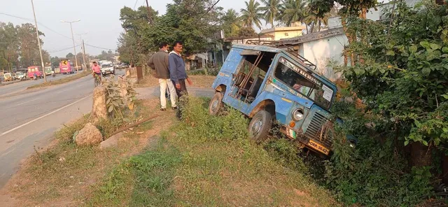 ପୋଲିଂ ପାର୍ଟି ଗାଡ଼ିକୁ ପିଟିଲା ଟ୍ରକ୍‌, ୫ ଆହତ