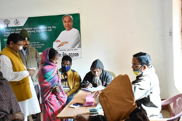 ନିର୍ବାଚନ ଆଚରଣବିଧିର ଉଲ୍ଲଂଘନ: ଭୋଟିଂ ବୁଥ ଭିତରେ ଲାଗିଛି ମୁଖ୍ୟମନ୍ତ୍ରୀଙ୍କ ଫଟୋ,ଅଭିଯୋଗ କଲେ କେନ୍ଦ୍ରମନ୍ତ୍ରୀ