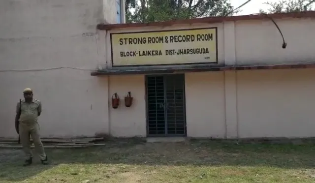 ଷ୍ଟ୍ରଙ୍ଗ୍‌ରୁମରେ  ଭୋଟ୍‌ ବାକ୍ସର ସୁରକ୍ଷା‌କୁ ନେଇ ପ୍ରଶ୍ନ ଉଠାଇଲେ ପ୍ରାର୍ଥୀଙ୍କ ସମର୍ଥକ