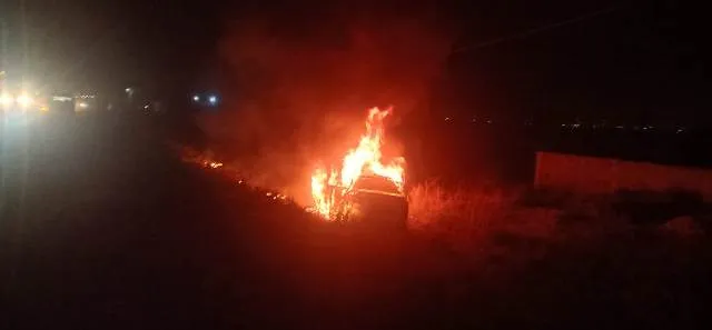 ବ୍ରଜରାଜନଗର: ରାସ୍ତା ଉପରେ ଜଳିଗଲା କାର୍‌, ବର୍ତ୍ତିଗଲେ ୪