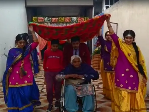 ପଞ୍ଜାବ ନିର୍ବାଚନ: ବିବାହ ଦିନ ଭୋଟ ଦେବାକୁ ଆସିଲେ ବହୁସଂଖ୍ୟାରେ ବରକନ୍ୟା, ଫୁଲତୋଡା ଓ ଚାନ୍ଦୁଆ ଦ୍ଵାରା ବୟସ୍କଙ୍କୁ କରାଗଲା ସ୍ଵାଗତ