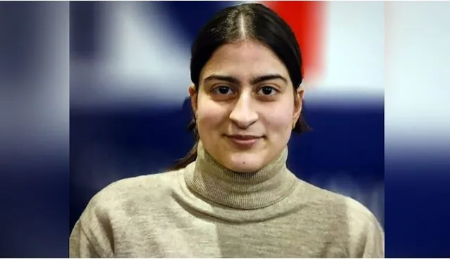 ନିଜକୁ ମୁସଲମାନ ପ୍ରମାଣିତ କରିବାକୁ ହିଜାବ ପିନ୍ଧିବା ଜରୁରୀ ନୁହେଁ : ହିଜାବ ସମର୍ଥକଙ୍କୁ କଡା ଜବାବ ଦେଲେ କଶ୍ମୀରର ଏହି ଛାତ୍ରୀ