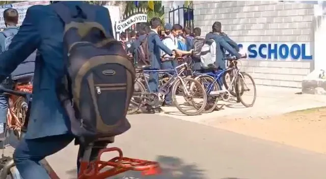 ବେଧଡ଼କ ଚାଲିଛି ଅଫ୍‌ଲାଇନ ପରୀକ୍ଷା; ଛାତ୍ରଛାତ୍ରୀଙ୍କ ଜୀବନକୁ ବାଜି ଲଗାଉଛନ୍ତି ସ୍କୁଲ କର୍ତ୍ତୃପକ୍ଷ