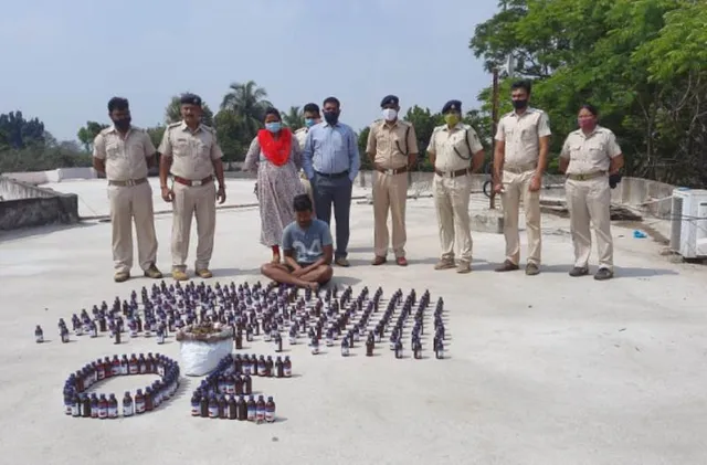 ୩୦୦ ବୋତଲ କଫ ସିରପ୍‌ ଓ ୨ କିଲୋ ଗଞ୍ଜେଇ ଜବତ