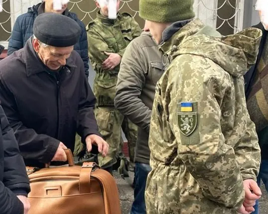 ୟୁକ୍ରେନ ସେନାରେ ଭର୍ତ୍ତି ହେବା ପାଇଁ ଧାଡ଼ିରେ ଛିଡା ହୋଇଛନ୍ତି ୮୦ବର୍ଷର ବୃଦ୍ଧ, ବ୍ୟାଗରେ ଭରିଛନ୍ତି ଏସବୁ ସାମଗ୍ରୀ
