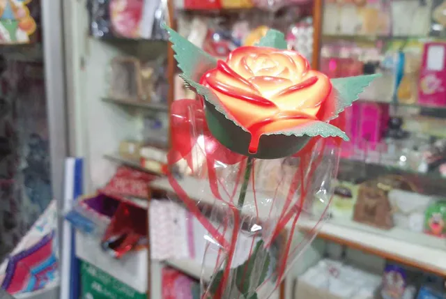 ଆଜିଠାରୁ ଭାଲେଣ୍ଟାଇନ୍‌ ସପ୍ତାହ, ଡିମାଣ୍ଡ୍‌ରେ ଡିଜିଟାଲ୍‌ ଏଲ୍‌ଇଡି କପଲ୍‌