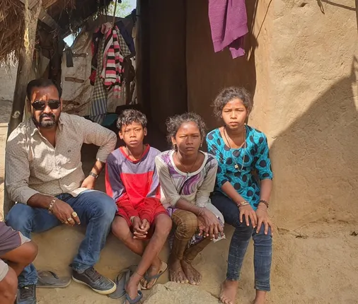 ୪ ଅନାଥ ଶିଶୁଙ୍କୁ ସହଯୋଗର ହାତ ବଢାଇଲେ ବିନୋଦ