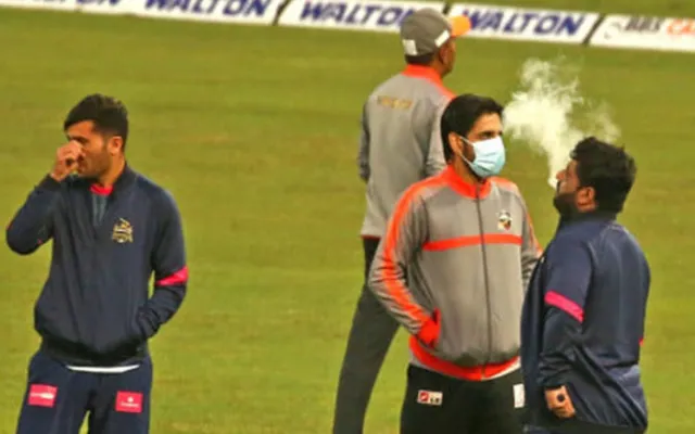 ଅନ୍ତର୍ଜାତୀୟ କ୍ରିକେଟ୍ ଖେଳାଳି ପଡ଼ିଆରେ ଟାଣିଲେ ସିଗାରେଟ୍, ଏହି ଦଣ୍ଡ ଦିଆଗଲା ତାଙ୍କୁ