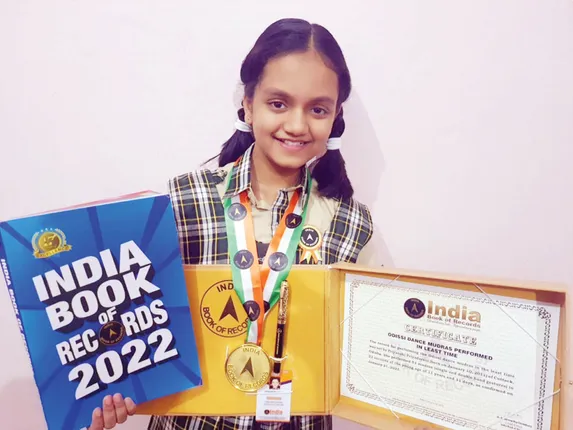 ଇଣ୍ଡିଆ ବୁକ୍‌ ଅଫ୍ ରେକର୍ଡରେ କଟକ ଝିଅ ପ୍ରିୟାଂଶୀ, ୨୨ସେକେଣ୍ଡରେ ଓଡ଼ିଶୀର ୫୧ ହସ୍ତମୁଦ୍ରା ପ୍ରଦର୍ଶନ