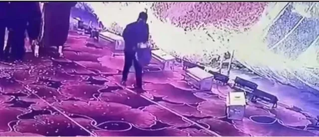 ବର-କନ୍ୟାଙ୍କ ସହ ମଞ୍ଚ ଉପରେ ଫଟୋ ଉଠାଇବା ସହିତ ସୁନା ଓ ଟଙ୍କା ବ୍ୟାଗ ଧରି ଚମ୍ପଟ ମାରିଲା ଚୋର