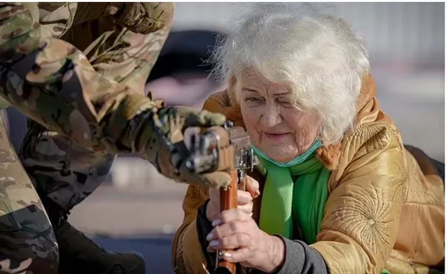 ଦେଶର ସୁରକ୍ଷା ପାଇଁ ଏକେ-୪୭ ବନ୍ଧୁକ ଚଲାଇବା ଶିଖୁଛନ୍ତି ବୃଦ୍ଧା