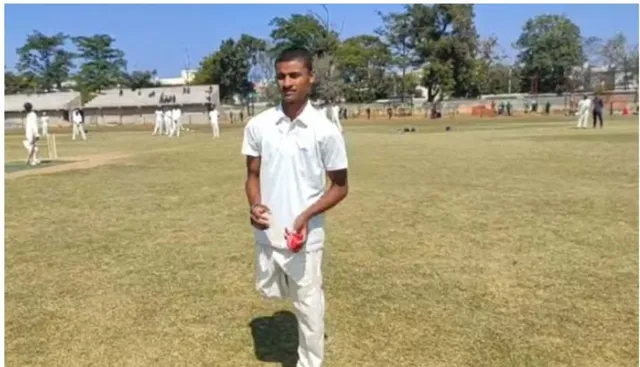 ଗୋଟିଏ ଗୋଡ଼ରେ ଛିଡ଼ା ହୋଇ ଚମତ୍କାର ବୋଲିଂ କରୁଛନ୍ତି ବାଳକ