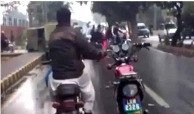 ଏକାସାଙ୍ଗରେ ରାସ୍ତାରେ ଦୁଇଟି ବାଇକ ଚଲାଉଛନ୍ତି ଏହି ବ୍ୟକ୍ତି