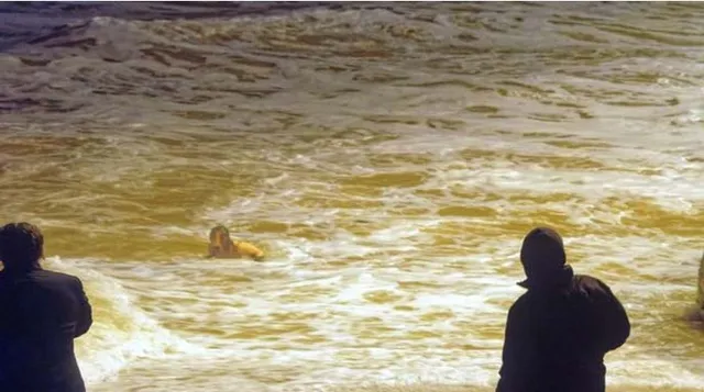 ପ୍ରଶାସନ ଚେତାବନୀକୁ ଅଣଦେଖା କରି ସମୁଦ୍ର ଲହଡ଼ିରେ ଭାସି ଯାଇଥିଲେ ଯୁବତୀ: ତଟରକ୍ଷୀ ବାହିନୀଙ୍କ ଯୋଗୁଁ ବଞ୍ଚିଲା ଜୀବନ