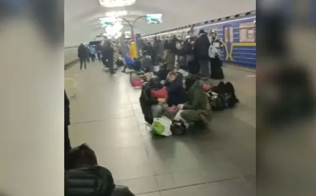 ଭାରତୀୟ ଛାତ୍ରଙ୍କ ଛାତିଥରା ଅନୁଭୂତି: ମେଟ୍ରୋ ଷ୍ଟେସନରେ ବିତିଲାଣି  ୩୦ଘଣ୍ଟା, ବାହାରୁ ଶୁଭୁଛି ବୋମାମାଡ଼ର ପ୍ରଚଣ୍ଡ ଶବ୍ଦ