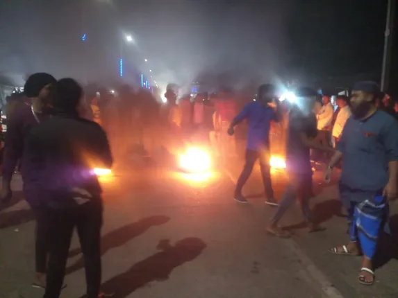 ଷ୍ଟଙ୍ଗ ରୁମ ସୁରକ୍ଷା ଦାବିରେ କଟକ ଜିଲ୍ଲା ନିଶ୍ଚିନ୍ତକୋଇଲିରେ ଟାୟାର ଜାଳି ରାଜରାସ୍ତା ଅବରୋଧ।