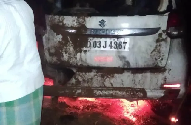 ନିର୍ବାଚନୀ ହିଂସା: କାର୍‌କୁ ଜାଳିଦେଲେ ଦୁର୍ବୃତ୍ତ