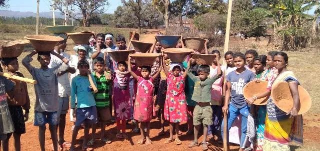 ଶୁଣିଲାନି ପ୍ରଶାସନ, ଘରଘର ବୁଲି ଚାନ୍ଦା କରି ରାସ୍ତା ମରାମତି କଲେ ଗାଁ ପିଲା