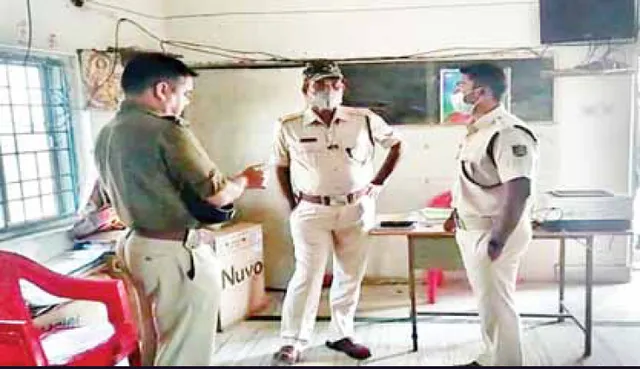 ସରକାରୀ କର୍ମଚାରୀଙ୍କୁ ମାଡ଼ ଘଟଣା: କେନ୍ଦ୍ରମନ୍ତ୍ରୀଙ୍କ କାର୍ଯ୍ୟାଳୟରେ ପୁଲିସର ତନାଘନା