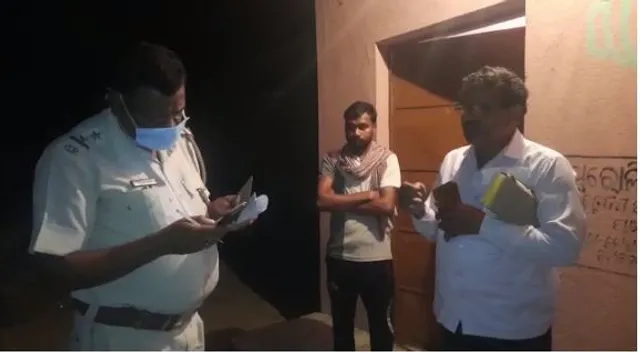 ମତଦାନ ପୂର୍ବରୁ ପ୍ରିଜାଇଡିଂ ଅଫିସରଙ୍କୁ ଘେରିଲେ ଜନତା, ଉତ୍ତେଜନାସ୍ଥଳରେ ପୁଲିସ ଓ ବିଡ଼ିଓ