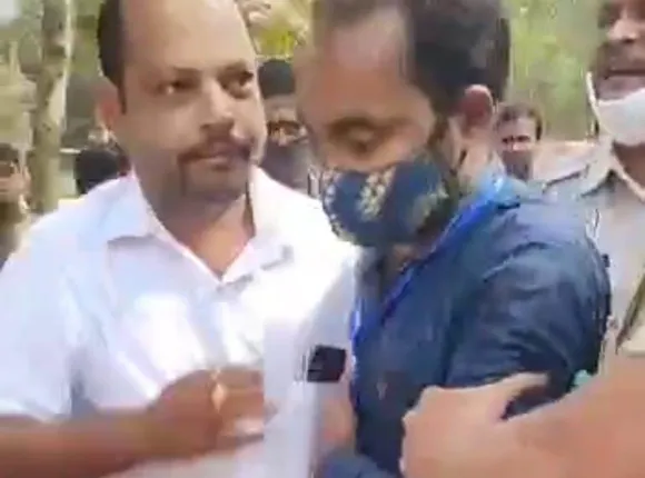 ଦଳୀୟ ଚିହ୍ନ ଦେଖାଇ ଭୋଟରଙ୍କୁ ପ୍ରଭାବିତ କରୁଥିବା ଯୁବକ ଅଟକ