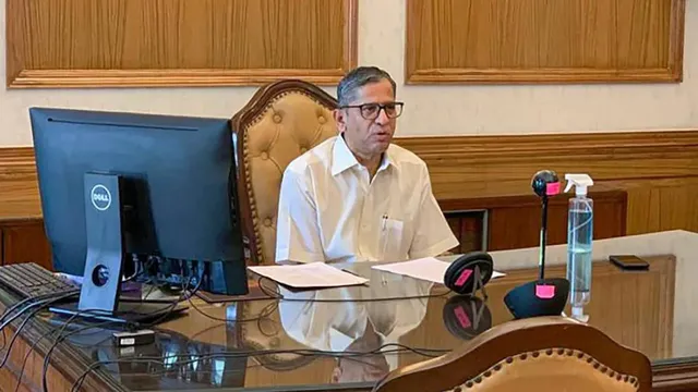 ଓକିଲ କ‌ହିଲେ, ଓମିକ୍ରନ୍‌ ସାମାନ୍ୟ ଜ୍ବର, ସମ୍ପୂର୍ଣ୍ଣ ପ୍ରତ୍ୟକ୍ଷ ଶୁଣାଣି ଆରମ୍ଭ ହେଉ; ପ୍ରଧାନ ବିଚାରପତି କହିଲେ, ମୁଁ ସୁସ୍ଥ ହୋଇନି