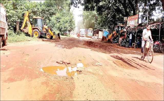ଭିଏସଏସ୍ ନଗର-ଚକେଇସିଆଣି ରାସ୍ତା: ଏକ କିଲୋମିଟରରେ ୫୦ ଖାଲ, ବର୍ଷା ହେଲେ କଥା ସରିଲା