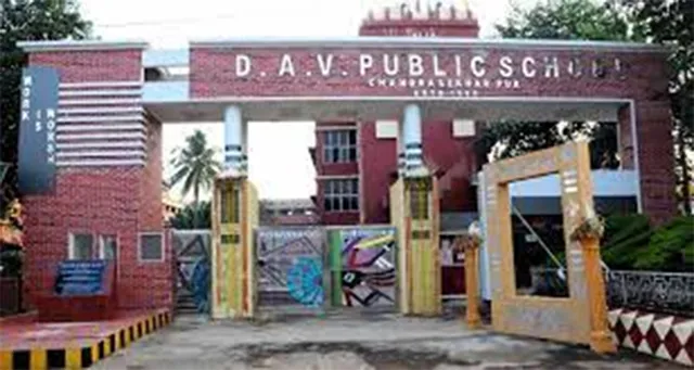 ଅଫ୍‌ଲାଇନ୍‌ ପରୀକ୍ଷା ବାଧ୍ୟତାମୂଳକ କରିବା ମହଙ୍ଗା ପଡ଼ିଲା: ଡିଏଭି ଚନ୍ଦ୍ରଶେଖରପୁରକୁ କାରଣ ଦର୍ଶାଅ ନୋଟିସ୍‌