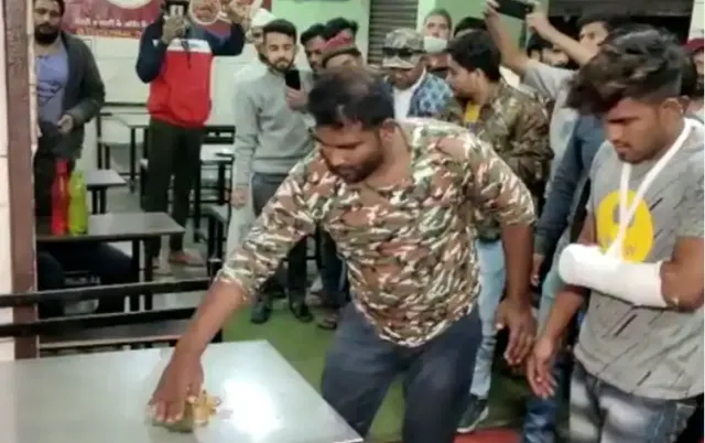 ଥଣ୍ଡା ରୁଟି ପାଇଁ ହୋଟେଲରେ କରିଥିଲେ ଭଙ୍ଗାରୁଜା, ପୁଲିସ ମଜାଇଲା ଅଇଁଠା ବାସନ