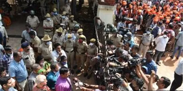 କର୍ଣ୍ଣାଟକରେ ଉଗ୍ରରୂପ ନେଉଛି ହିଜାବ ବିବାଦ: ସ୍କୁଲ, କଲେଜ ୩ ଦିନ ପାଇଁ ବନ୍ଦ