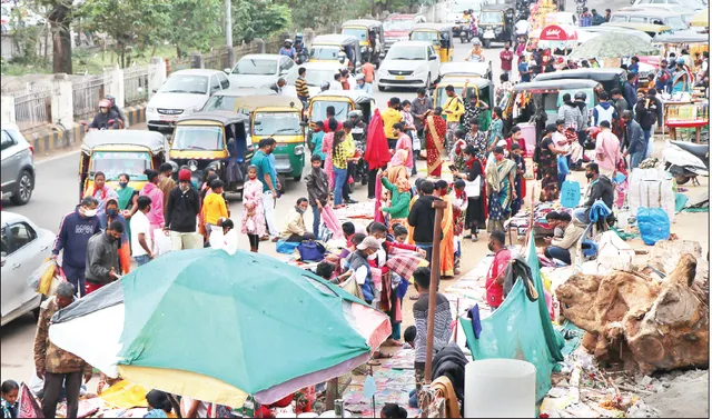 ଉଠାଦୋକାନୀଙ୍କ କବ୍‌ଜାରେ ମାର୍କେଟ୍‌ ବିଲ୍ଡିଂ ପାର୍କିଂସ୍ଥଳ, ହାତଗୁଞ୍ଜାରେ ଅଧିକାରୀ ଚୁପ୍‌