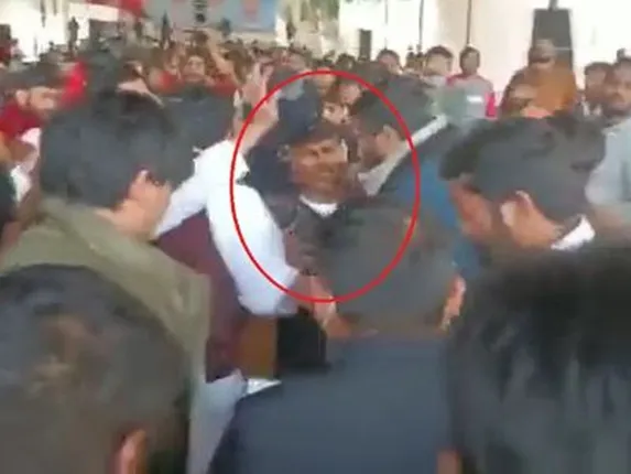 କଂଗ୍ରେସ ନେତା କନ୍ହୈୟା କୁମାରଙ୍କୁ ପ୍ରଦର୍ଶନକାରୀ କଂଗ୍ରେସ ଅଫିସରେ ହିଁ ଫିଙ୍ଗିଲେ ତରଳ ରାସାୟନିକ !