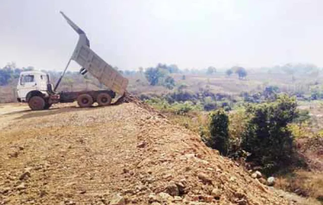 ଶାଳବଣ ପାଲଟିଛି ଠିକାସଂସ୍ଥାର ଡମ୍ପିଂୟାର୍ଡ: ପଥରଗୁଣ୍ଡ ପକାଇ ପୋତି‌ଦେଲେ ଶହଶହ ଗଛ