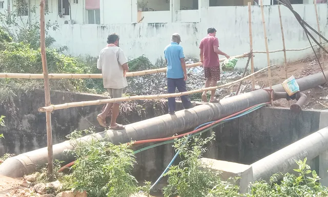 ପ୍ରଶାସନର ବିଚିତ୍ର ବ୍ୟବସ୍ଥା: ଲୁହା ପାଇପ୍‌ ପାଲଟିଛି ଲାଇଫ୍‌ଲାଇନ୍‌, ଆଇନ ଜାଲରେ ଛନ୍ଦି ହେଲା ଚନ୍ଦ୍ରଶେଖରପୁର-ନୀଳାଦ୍ରିବିହାର ବ୍ରିଜ୍‌