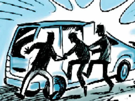 ଗାଡ଼ି ଧକ୍କା ପାଇଁ ଯୁବକଙ୍କୁ ଅପହରଣ କରି ନିସ୍ତୁକ ମାଡ଼, କାର୍‌ରୁ ଡେଇଁ ଜୀବନ ବଞ୍ଚାଇଲେ ଯୁବକ