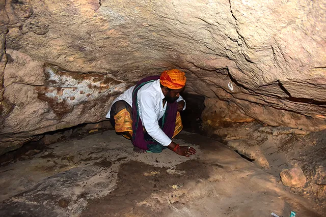 ଗୁମ୍ଫାରେ ସାଧୁଙ୍କ ରହଣି ଉପରେ କଟକଣା