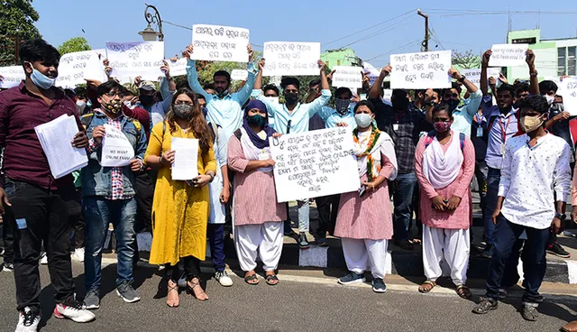 ଅନ୍‌ଲାଇନ ମୋଡ୍‌ରେ ୫ମ ସେମିଷ୍ଟର ପରୀକ୍ଷା ଦାବି: ଯୁକ୍ତ୩ ଶେଷ ବର୍ଷ ଛାତ୍ରଛାତ୍ରୀଙ୍କ ବିକ୍ଷୋଭ