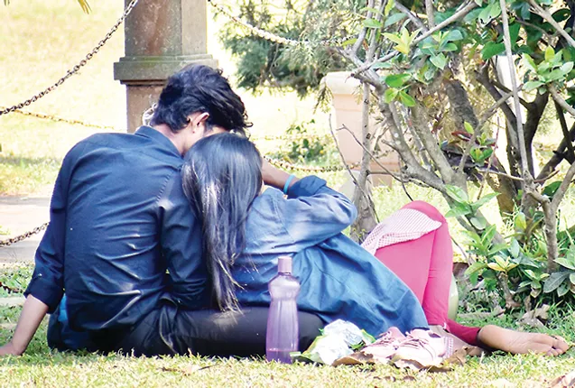 ସରିଲା ପ୍ରେମ ସପ୍ତାହ: ପାର୍କ, ରେସ୍ତୋରାଁ, ମଲ୍‌ରେ ମାଳମାଳ ପ୍ରେମୀଯୁଗଳ