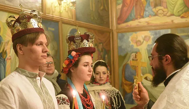 କିବ୍‌ରେ ବିମାନ ଆକ୍ରମଣ ସାଇରନ୍‌ ବାଜୁଥିବା ବେଳେ ହେଲା ବାହାଘର; ଏବେ ରୁଷ୍‌ ବିରୋଧ ଲଢ଼ିବାକୁ ଯିବେ ବରକନ୍ୟା