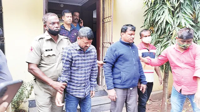 ନିଶାଦିଆ ଲୁଟେରା ଗ୍ୟାଙ୍ଗ୍‌ର ୨ ଗିରଫ; ୪୦ ଗ୍ରାମ୍‌ ସୁନା, କାର୍‌, ବାଇକ୍‌ ଓ ୫ ହଜାର ଟଙ୍କା ଜବତ