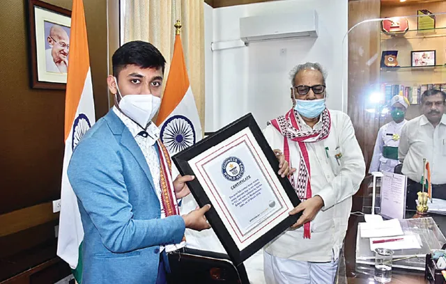 ସଚିନଙ୍କୁ ରାଜ୍ୟପାଳଙ୍କ ସମ୍ବର୍ଦ୍ଧନା